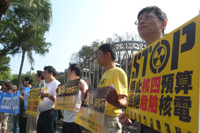 府院定調將核四問題以公民投票方式表決，環保團體今（26）日痛批，核四公投已經淪為政治算計，更是執政黨逃避政治責任的一種方式。圖：楊宗興/攝