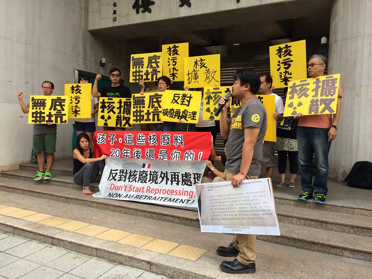 環團一早就到立法院群賢樓門口，要求立委不能解凍境外再處理預算，否則將遺禍萬年。圖：符芳碩/攝