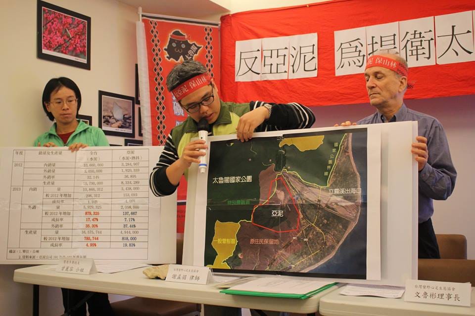 台灣蠻野心足生態協會律師謝孟羽（中）拿圖表指出，亞泥的採礦區和太魯國國家公園範圍重疊。圖：林雨佑/攝