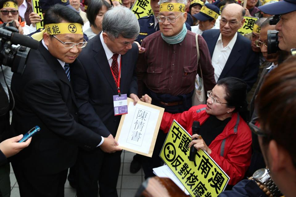 經濟部次長沈榮津出面接受宜蘭民眾陳情書。圖3之2：林雨佑/攝