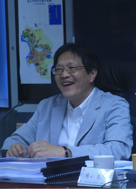 都審會會議主席、北市都市發展局長丁育群，在通過大巨蛋案後後臉上露出輕鬆的神情。圖片來源：松菸公園催生聯盟提供