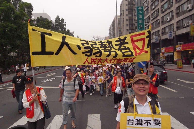 由環保團體所發起的「向日葵廢核大遊行」今天下午正式登場，主辦單位之一的綠色公民行動聯盟表示，希望能夠集結自主公民的力量，讓政府更重視核能的安全與人民的生命財產。圖為工運組織的遊行隊伍。圖片來源：楊宗興/攝