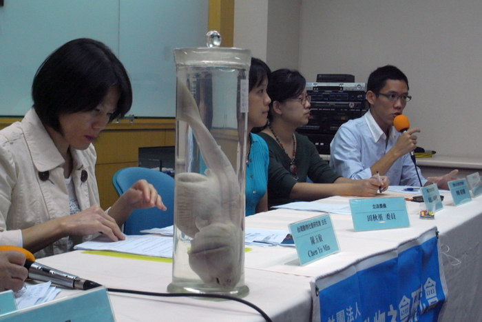 動物社會研究會、黑潮海洋文教基金會、荒野保護協會等民間團體今天上午召開「沒了鯊魚，人類更危險」記者會，呼籲政府重視鯊魚保育。圖：楊宗興/攝
