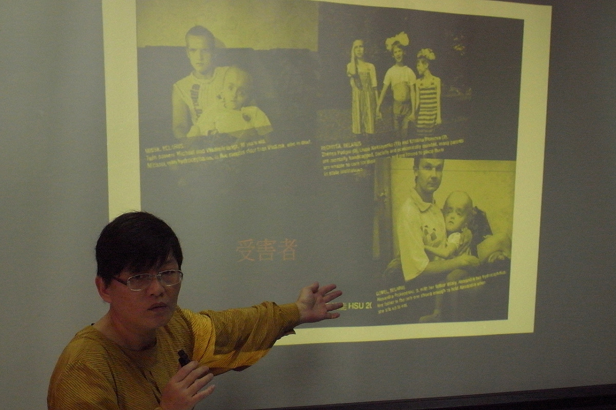 台灣環盟學術委員會召集人、台灣大學大氣系教授徐光蓉指著受核災波及的災民照片表示，如果馬上就死了反而輕鬆，但核電廠對人體的危害往往持續數十年，讓自己和家庭一直活在痛苦中。圖片來源:楊宗興/攝