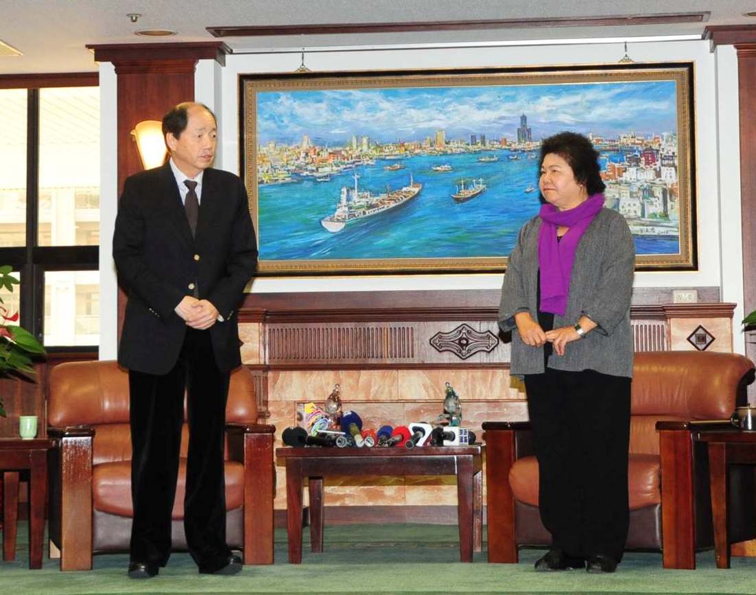 日月光董事長張虔生今(22)天上午拜會高雄市長陳菊，針對如何改善違法排放廢水問題，雙方晤談1個多小時。圖：高雄市政府提供