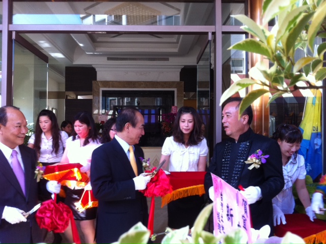 宜蘭人文基金會大樓落成，董事長陳錫南(前右一)與王金平院長等貴賓共同剪綵。圖片：鄭惠君/攝。