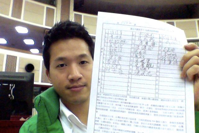 繼新北市議會上個月20日召開臨時會通過「建請中央政府立即中止核四興建計畫」後，台北市議會今（8）日也在民進黨議會黨團領銜提案下，獲得其他在野議員支持，通過「建請中央停建核四」議案。圖片來源：翻攝自台北市議員何志偉臉書