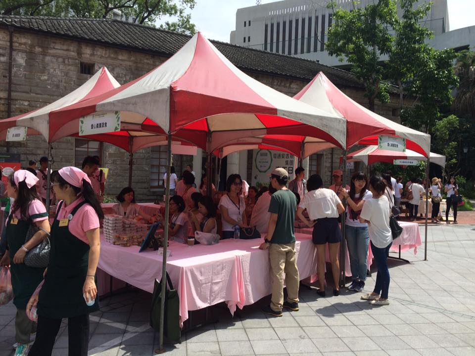 「田裡有腳印市集」聚集近20家有機特色小農攤販。圖：周佑政/攝