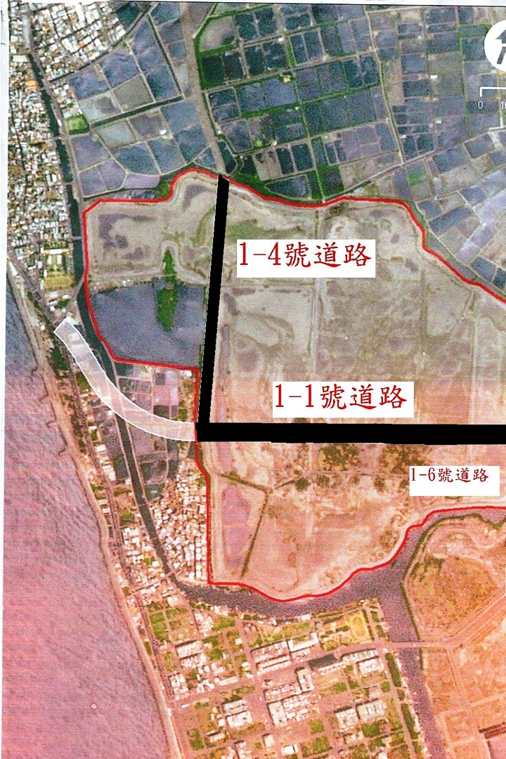 茄萣人文生態學會理事長鄭和泰於今(14)日說，茄萣溼地已經被65公尺寬的1-1道路，分隔成南、北2塊，如果1-4道路再開通，鳥群可能只剩下5000隻。圖：地球公民基金會提供