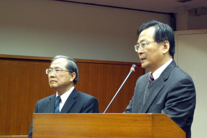 台電公司董事長黃重球（圖右）今天表示，一定會確保工程及核能安全，目前預定將在6月提出核四最後追加預算及工期。圖片來源：新頭殼資料照片