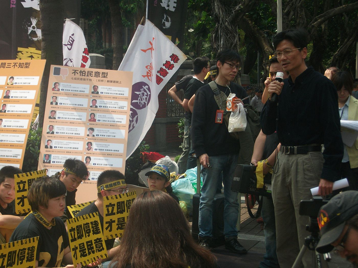 台灣守護民主平台會長徐偉群（圖右立者）表示，從法學的角度來看，如核四公投案未達50%投票率的有效門檻，代表核四存廢「沒有答案」而非得以續建。圖：涂鉅旻/攝