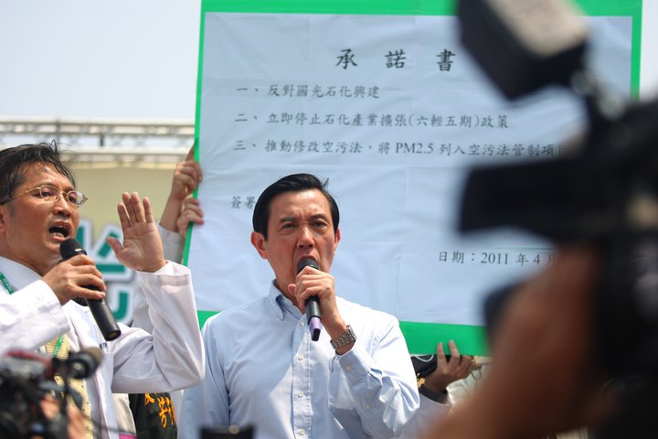 總統馬英九3日參加反國光餐會在台上被主持人粗口嗆聲，引發爭議，彰化醫界聯盟代表、同時也是餐會主持人林世賢表示，如果發言用詞讓大家感到不雅，他公開向馬英九道歉。圖片來源：翻攝臉書