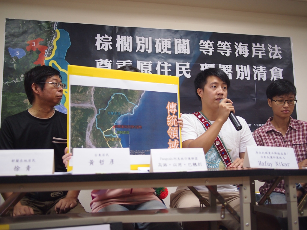 原住民青年代表Hafay指出，杉原棕櫚渡假村開發案位處都蘭、加路蘭2個原民部落的傳統領域，而且莿桐部落也鄰近此處，開發單位應該依原住民基本法，徵求原民部落的同意。圖:何星瑩/攝