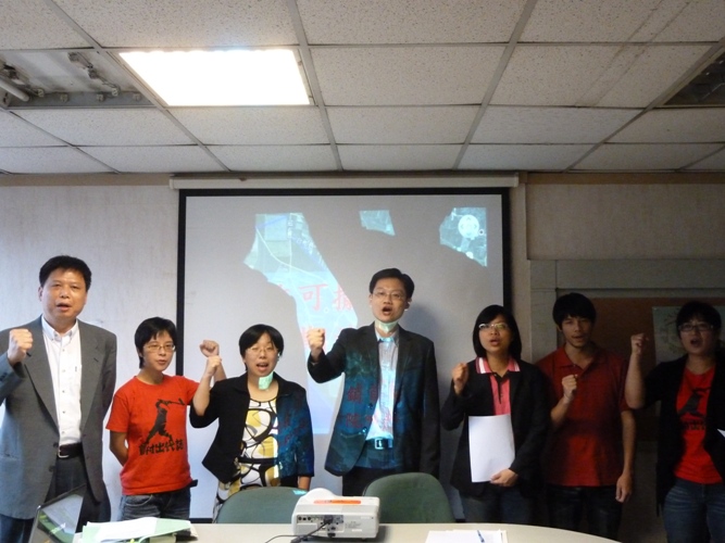 台北高等行政法院今(11)日早上9點半針對中科四期的「開發許可」一案進行宣判，判決撤銷訴願決定及全案開發之許可，成為國內首宗撤銷開發許可的案例，台灣農民陣線開記者會呼籲「立即停工」。圖：謝莉慧/攝
