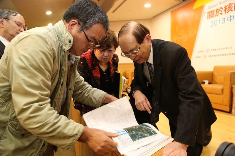 貢寮反核自救會成員楊木火（左1）於會後拿地圖等資料向講者木元教子（左2）及核能資訊中心前董事謝牧謙（左3）說明核四廠環境污染問題。