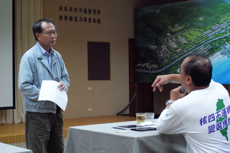 說明會由台電龍門施工處副處長黃培山主持，他強調已經「充分聽到居民的聲音」、「台電會虛心接納」。圖片來源：楊宗興/攝