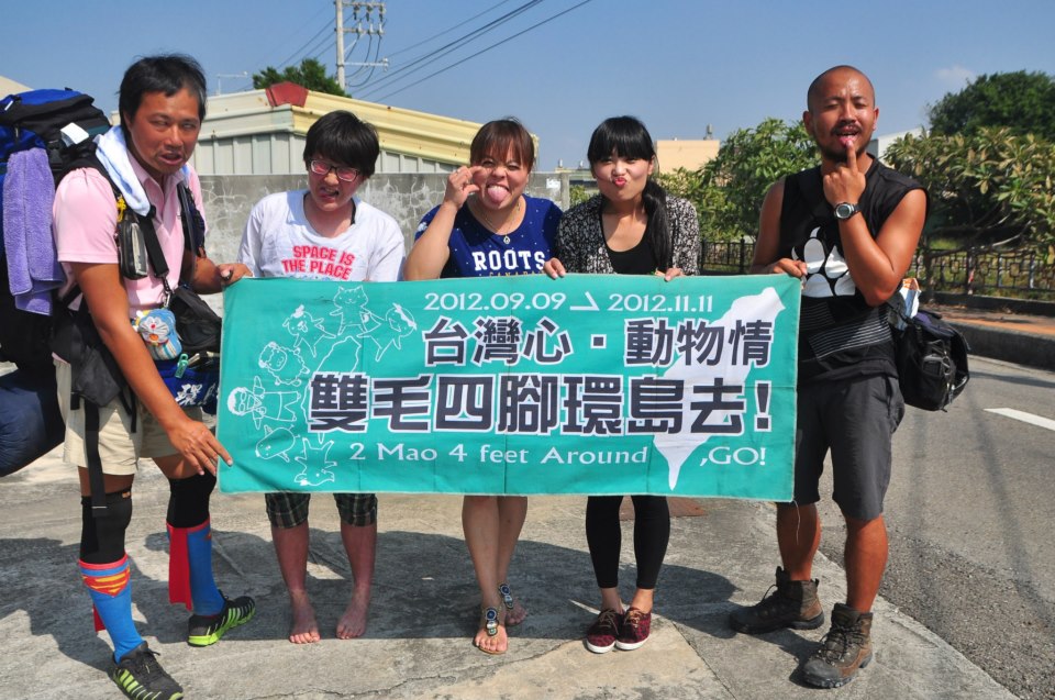 雙毛四腳環島去!毛頭(左)、毛導兩人在環島的過程中，歡迎餵食，回饋的方法，就是跟路人合照。圖片來源:翻攝臉書