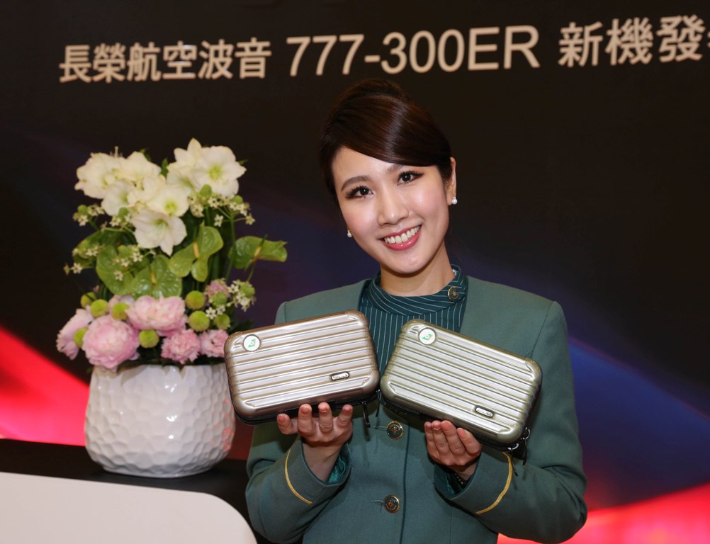 Rimowa為長榮航空再量身打造「CRYSTAL GREEN」(珠光綠色)及其經典色系「PROSECCO」（淡金色）兩種色系的過夜包，未來去程及回程航班將提供兩種不同色系的過夜包，以滿足旅客收藏的喜好。