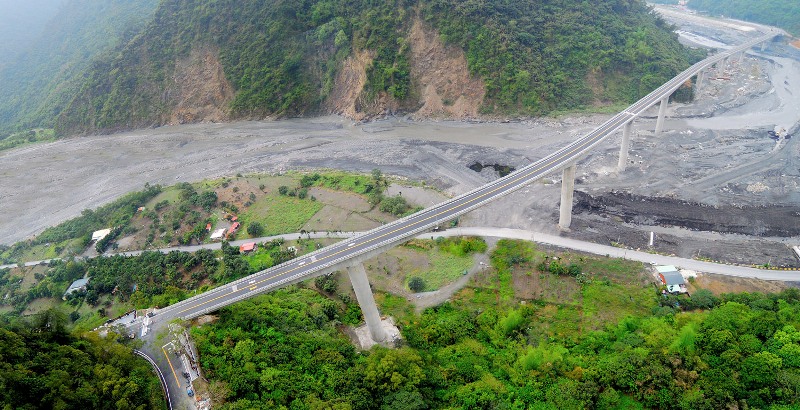 得樂日嘎橋是茂林區所有住民與外界的溝通的主要道路，通過這座橋抵達茂林區，就可接觸到世界級的超級景觀。