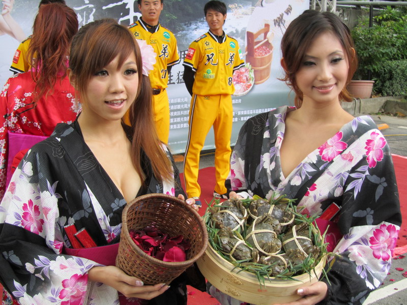 有機玫瑰花瓣及大閘蟹是今年四重溪溫泉季的重點之一