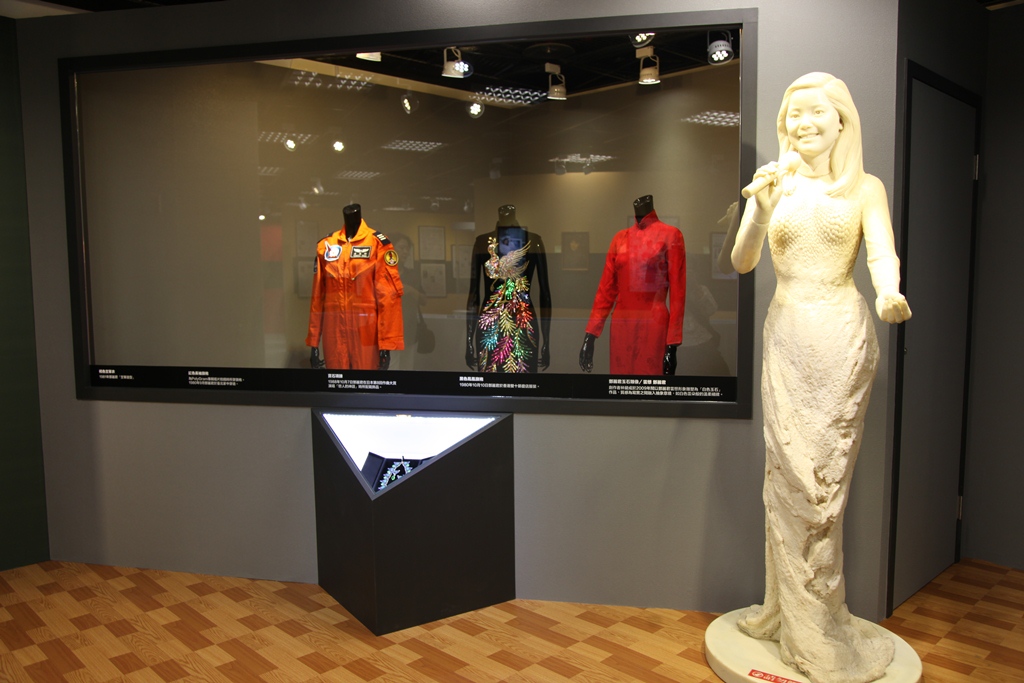 經典重現區展示鄧麗君穿戴過的服飾及寶石項鍊