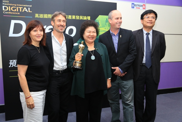 圖2-好萊塢視覺特效團隊蒞臨高雄(左至右為Charlotte Huggins-Eric Brevig-高雄市長陳菊-Ryan Miziker-高雄市經發局曾文生局長)