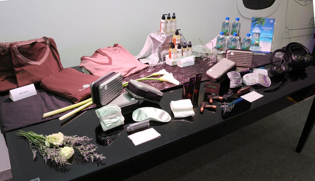 長榮航空新機除硬體外，機內服務備品也同步再提升，包括抗噪耳機、睡衣、Rimowa過夜包、FIJI Water…等