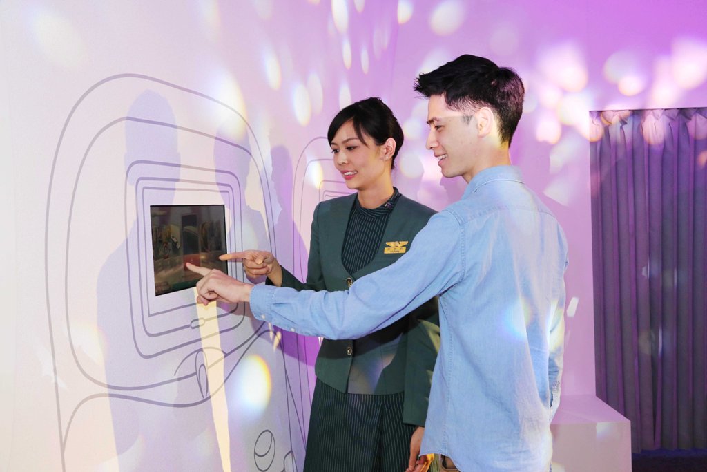 全新的eX3機上娛樂系統-星空走廊，全艙等配置高解析度及大尺吋螢幕，讓旅客在飛機上享受HD高品質影音娛樂的視覺享受，操作介面比照ipad的使用方式，以滑動取代傳統的點選。