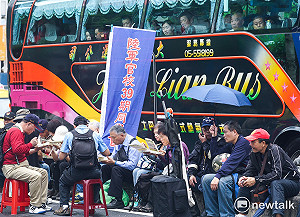 良影一二》反軍人年改八百壯士躲雨吃便當   為下一波陳抗養精蓄銳