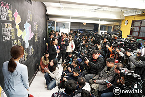 黃國昌總部最新開票：同意35878票、不同意16472票