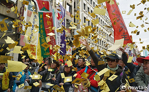 良影一二》勞基法修正案三讀通過  勞團撒冥紙丟煙霧彈抗議