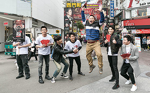 賀歲片角頭2橫掃西門町發紅包搶票房 粉絲沿路挺