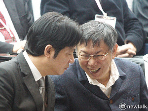 賴揆、柯P同台 兩人互動熱絡、多次私下咬耳朵