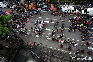 八百壯士身戴面具  與警方爆發激烈衝突