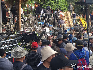 警察弟兄們別再為民進黨賣命了！八百壯士隔拒馬對峙喊話