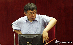 柯P喊「政見給我、我幫你做比較快」 藍議員諷「做代工好了」  