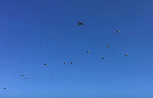 清泉岡基地漢光演習預演  一 傘兵高空墜地