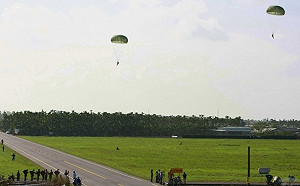 傘兵從1300呎墜地  航特部：張傘不完全吃風又不足