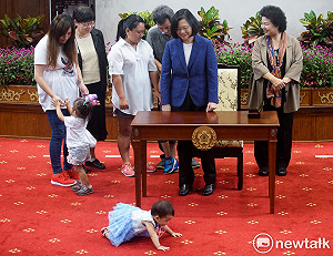 蔡總統首度公開簽署兒少帳戶法案  稚齡妹妹滿場走