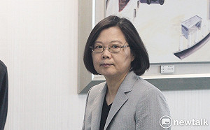 「用湯匙吃珍奶」?  蔡英文：限塑膠吸管政策未成熟