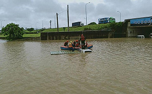 貨車不顧滅頂勇闖河道終GG！網友：國造潛艦秘密測試(影)