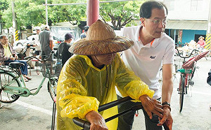 東石、布袋水退  縣長參選人吳芳銘勤慰問