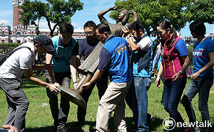 大玩疊羅漢遭酸是「社會縮影」 丁守中：我是跪在年輕人身上