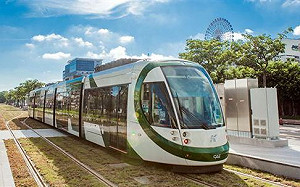 二階輕軌列車亮相 高雄市進行系統整合