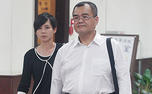 林益世入監服刑前 攜愛妻現身開庭