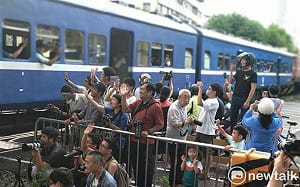 高雄臨港線走入歷史   鐵道迷捕捉列車最後身影