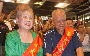 柯P爸媽步行掃街3小時 攤商打趣喊「6號當選」