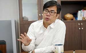 戴耳機辯論作弊疑雲　陳其邁：已掌握造謠來源