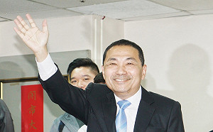 侯友宜到辯論會場  一男子抗議侯督導不週