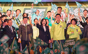 現場直擊》(圖)姚文智「鬥陣顧台灣」造勢 蔡英文第6度站台力挺